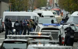 Le quartier de Molenbeek bouclé par les forces de l'ordre le 16 novembre 2015 à Bruxelles pour la chasse aux jihadistes
