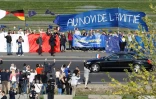 Des supporteurs du mouvement "Pulse of Europe", rassemblés pour assister à l'arrivée d'Emmanuel Macron, à Berlin le 15 mai 2017