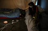 Un migrant installé dans un squat à Vitry-sur-Seine, près de Paris, le 19 novembre 2021