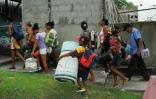 Des habitants sont évacués vers des abris à l'approche de l'ouragan Matthew, le 3 octobre 2016 à Guantanamo, à Cuba
