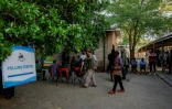 Des électeurs attendent pour voter à l'élection présidentielle et aux législatives, le 27 novembre 2024 à Windhoek, en Namibie