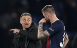L'entraîneur du Paris SG Luis Enrique donne des consignes au défenseur central slovaque Milan Skriniar lors du match de Ligue des champions contre Newcastle, le 28 novembre 2023 au Parc des Princes