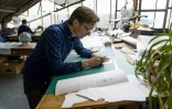 Le fabriquant de globes Peter Bellerby dans l'atelier de Bellerby and Co à Stoke Newington, dans le nord de Londres, le 19 juillet 2019