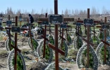 Tombes anonymes de victimes du massacre de Boutcha, en Ukraine, le 30 mars 2023
