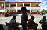 Des sinistrés de l'ouragan Matthew dans la cour du lycée Jean-Claudy Museau qu'ils occupent, le 16 novembre 2016 aux Cayes, en Haïti