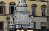 Une statue du poète Dante Alighieri sur la Piazza Santa Croce, le 23 février 2021 à Florence