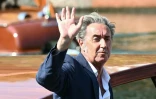 Le réalisateur italien Paolo Sorrentino arrive à l'embarcadère Excelsior à la veille de la 82e Mostra de Venise, au Lido de Venise, le 26 août 2025