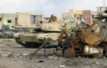 Un tank irakien passe dans les rues dévastées de Ramadi, le 24 décembre 2015