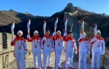 Des porteurs de la torche olympique sur la Grande Muraille à la veille de la cérémonie d'ouverture des JO de Pékin le 3 février 2022 à Badaling