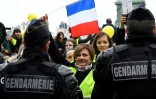 Des femmes "gilets jaunes" face aux gendarmes le 6 janvier 2019 lors de leur rassemblement à Paris