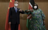 Le ministre chinois des Affaires étrangères Wang Yi reçu par son homologue kenyane Raychelle Omamo à Mombasa le 6 janvier 2022
