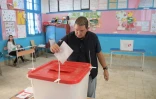 Un Tunisien vote à l'élection présidentielle, le 15 septembre 2019 à La Marsa, près de Tunis