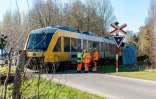 Des secouristes sur le site d'une collision entre deux trains entre les villes de Hillerod et de Kagerup, au nord de Copenhague, le 23 avril 2026 au Danemark