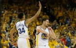 Shaun Livingston, N.34 de Golden State, et son coéquipier Klay Thompson lors du match face à Houston, le 18 avril 2016 à Oakland