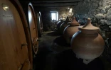 Des jarres en terre cuite "dolia" sont utilisées pour faire du vin dans le chais des viticulteurs Riouspeyrous à Irouleguy, (sud-ouest), le 12 octobre 2017