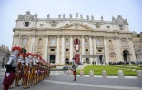 Des gardes suisses se tiennent sur la place Saint-Pierre avant le début de la messe de Pâques, au Vatican, le 31 mars 2024