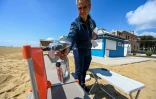 Un employé désinfecte des transats sur une plage privée de Jesolo, à l'est de Venise, le 12 mai 2020 en Italie