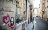 Un dessin de Angel Crow sur un mur de Paris, le 22 avril 2020