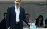 Le président colombien Juan Manuel Santos dépose son bulletin dans l'urne lors d'élections locales, à Bogota le 25 octobre 2015