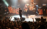 Le groupe américain Eagles of Death Metal sur la scène du Bataclan à Paris le 13 novembre 2015, quelques instants avant l'irruption des kamikazes qui ont ouvert le feu sur le public