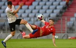 L'attaquant polonais du Bayern Munich, Robert Lewandowski, marque le 3e but face au Borussia Moenchengladbach, lors de leur match de Bundesliga, le 8 mai 2021 à Munich