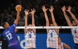 Les Serbes battent les Français 3 sets à 2 en demi-finale de l'Euro de volley à Paris le 27 septembre 2019