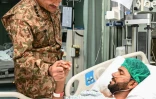 Photo diffusée par l'Inter Services Public Relations (ISPR) du Pakistan, montrant le chef d'état-major de l'armée pakistanaise, le général Asim Mounir (g), saluant un soldat blessé lors de la confrontation militaire avec l'Inde, à l'hôpital militaire combiné (CMH) de Rawalpindi, le 12 mai 2025