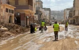 Des soldats distribuent de l'aide aux habitants de Derna, dévastée par des inondations meurtrières, le 20 septembre 2023 en Libye
