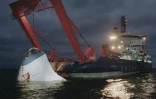 Opération de repêchage d'une des portes du navire Estonia le 19 novembre 1994 près de deux mois après son naufrage au large de la Finlande