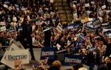 La jeune élue du Congrès, Alexandria Ocasio-Cortez, présente Bernie Sanders lors d'un meeting électoral à Durham, dans le New Hampshire, le 10 février 2020