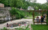 Des touristes profitent des eaux thermales riches en soufre de la ville de Baile Herculane, le 29 juillet 2025 en Roumanie