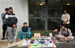 Des amis et proches autour des portraits du jeune Afghan Quayyeem Ahmadzai, tué par balle dimanche dans une altercation, le 17 août 2022 à Colmar