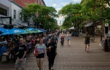 Des piétons dans une des rues principales de  Burlington  (Vermont), le 28 juin 2021