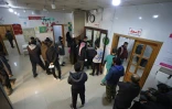 Des patients, des visiteurs et des personnels soignants dans un hall de l'hôpital de Darkouch, dans le nord-ouest de la Syrie, le 16 janvier 2022