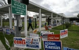 Des pancartes électorales à l'entrée d'un bureau de vote à Houston, au Texas, le 3 mars 2026