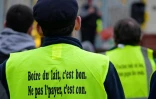 Un homme porte un gilet jaune floqué du slogan "Boire du lait, c'est bon, ne pas le payer, c'est con" lors d'une manifestation d'agriculteurs à Rennes, en Bretagne, le 25 janvier 2024