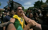 Le candidat conservateur à la présidentielle du Brésil, Flavio Bolsonaro, salue des sympathisants à la veille du scrutin, le 3 octobre 2026 à Santa Barbara d'Oeste, dans l'Etat de Sao Paulo