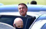 Le président brésilien Jair Bolsonaro le 27 avril 2021 à Brasilia quittant sa résidence officielle.