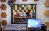 Des chanteurs et musiciens populaires interprètent des chansons traditionnelles du Somaliland lors d'une session d'enregistrement dans les studios de Radio Hargeisa, le 10 novembre 2024 à Hargeisa, en Somalie