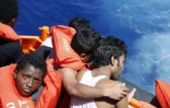 Image fournie par la Croix rouge italienne de migrants secourus au large de la Libye, le 18 août 2016