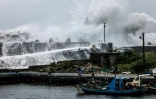 Un bateau de pêche à Yilan où des fortes vagues se brisent sur la jetée, alors que le typhon Bavi se dirige vers le nord-est de Taïwan, le 10 juillet 2026