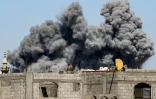 Un nuage de fumée s’élève après un bombardement israélien sur le camp de réfugiés palestiniens de Bureij, dans le centre de la bande de Gaza, le 23 mai 2025