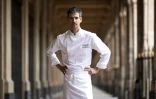 Le chef grec doublement étoilé Philip Chronopoulos devant son restaurant au Palais Royale à Paris, le 28 avril 2023