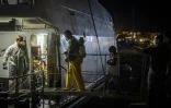 Des migrants embarquent sur un navire militaire italien à Lampedusa, le 10 juillet 2022