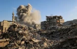 Un nuage de fumée s'élève après une frappe israélienne qui a visé un bâtiment dans le camp de réfugiés palestiniens de Bureij, dans le centre de la bande de Gaza, le 19 octobre 2025