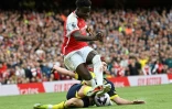 Le milieu d'Arsenal Bukayo Saka échappe à un tacle samedi contre Bournemouth, et marquera dans ce match de Premier League son 20e but de la saison, toutes compétitions confondues.