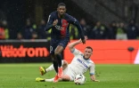 L'attaquant parisien Ousmane Dembélé taclé par le Marseillais Jordan Veretout, le 31 mars 2024 au Stade Vélodrome