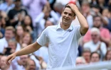 La joie du Polonais Hubert Hurkacz, après sa victoire en 3 sets face au Suisse Roger Federer, en quart de finale du tournoi de Wimbledon, le 7 juillet 2021 à Londres