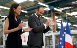 Le Premier ministre Edouard Philippe et la secrétaire d'Etat à la Transition écologique Brune Poirson pendant une visite à l'usine Seb de Mayenne (Mayenne), le 23 avril 2018