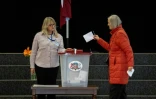 Dans un bureau de vote de Riga le 3 octobre 2026